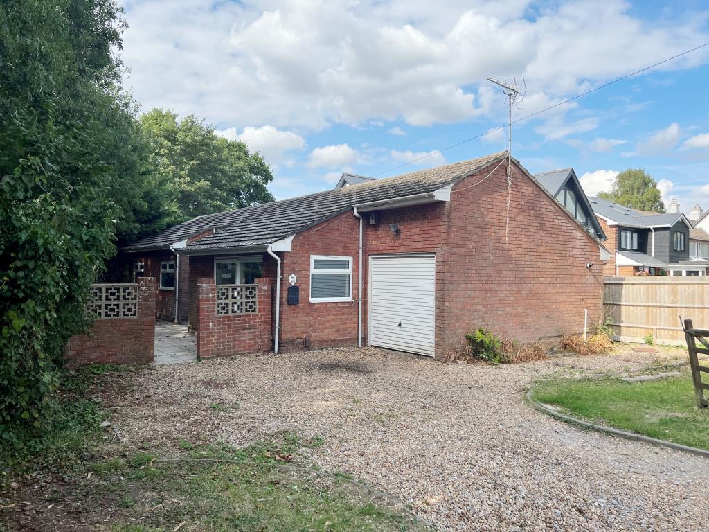 Lot: 62 - FREEHOLD THREE-BEDROOM DETACHED BUNGALOW FOR IMPROVEMENT - 